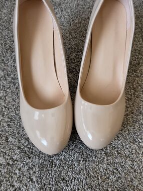 Classic Women's Nude Patent Round-Toe Pumps